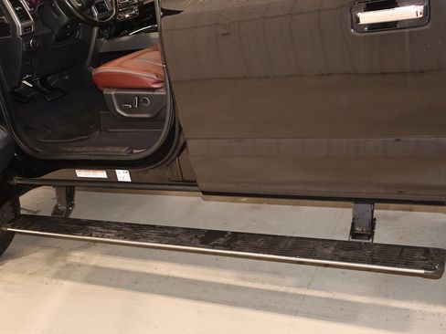 Certified 2022 Ford F450 Platinum w/ FX4 Off-Road Package image 43