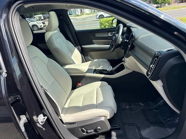 Certified 2024 Volvo XC40 B5 Plus w/ Protection Package Premier AWD/4WD image 15