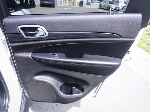 Used 2020 Jeep Grand Cherokee Laredo AWD/4WD image 46