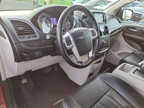 Used 2015 Chrysler Town & Country Touring image 18