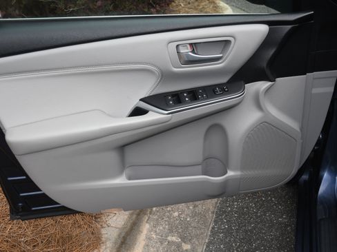 Used 2016 Toyota Camry XLE w/ Moonroof Package FWD image 10