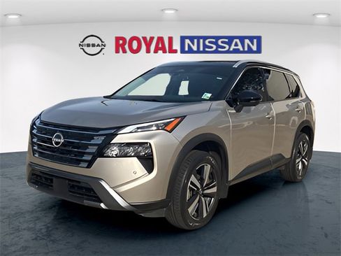 Used 2024 Nissan Rogue SL w/ SL Premium Package image 3