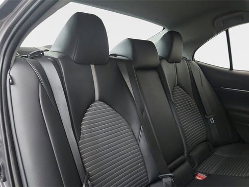 Used 2022 Toyota Camry SE image 11