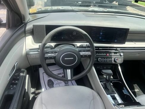 Used 2025 Hyundai Tucson SE FWD image 25