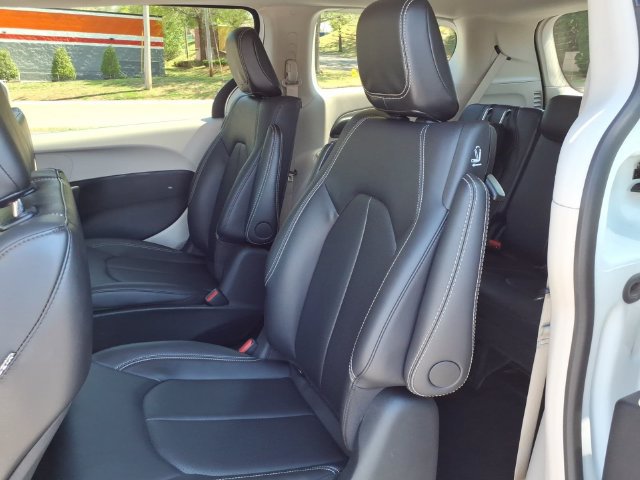 Used 2024 Chrysler Pacifica Limited FWD image 6