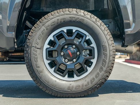 Certified 2025 Toyota Tacoma SR5 AWD/4WD image 6