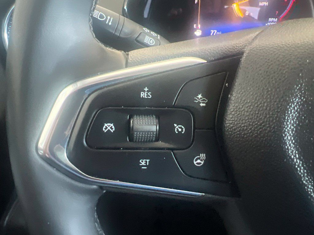 Used 2025 Chevrolet Trax LT w/ LT Convenience Package FWD image 37