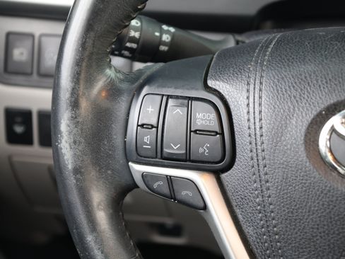 Used 2018 Toyota Highlander XLE FWD image 18