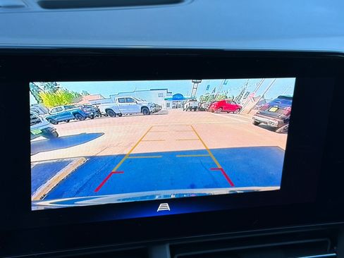 Used 2025 Chevrolet Trax LT FWD image 16
