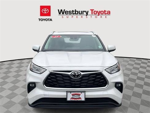 Certified 2025 Toyota Highlander Limited image 3