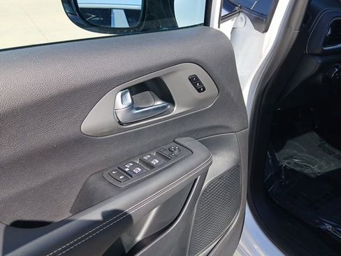 New 2026 Chrysler Pacifica Select FWD image 14