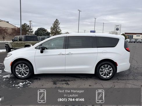 New 2026 Chrysler Pacifica Limited image 9