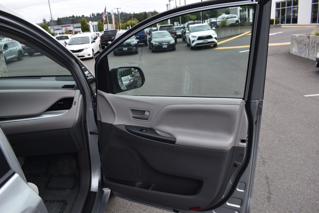 Certified 2016 Toyota Sienna LE FWD image 22