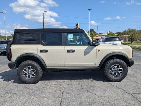 New 2025 Ford Bronco Badlands image 3