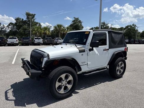Used 2017 Jeep Wrangler Sahara AWD/4WD image 7