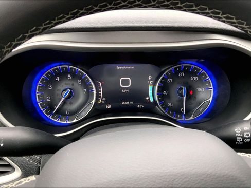 Used 2023 Chrysler Pacifica Touring-L image 22