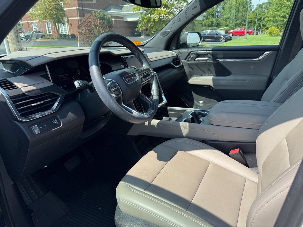 Used 2025 GMC Acadia Elevation w/ Elevation Premium Package FWD image 14