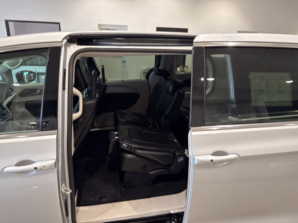 Used 2024 Chrysler Pacifica Touring-L w/ Uconnect Theater Family Group FWD image 22