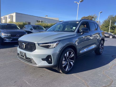 Certified 2023 Volvo XC40 B5 Plus w/ Protection Package Premier image 3