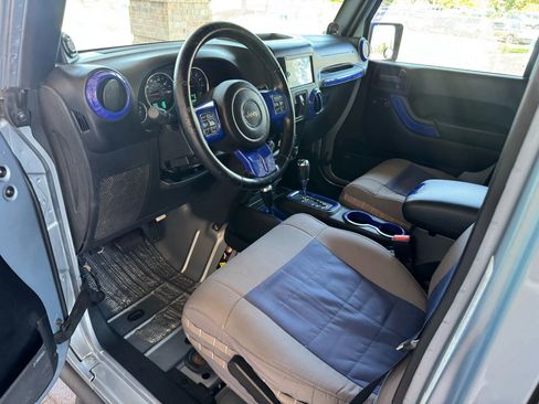 Used 2012 Jeep Wrangler Unlimited Sahara w/ Connectivity Group image 18