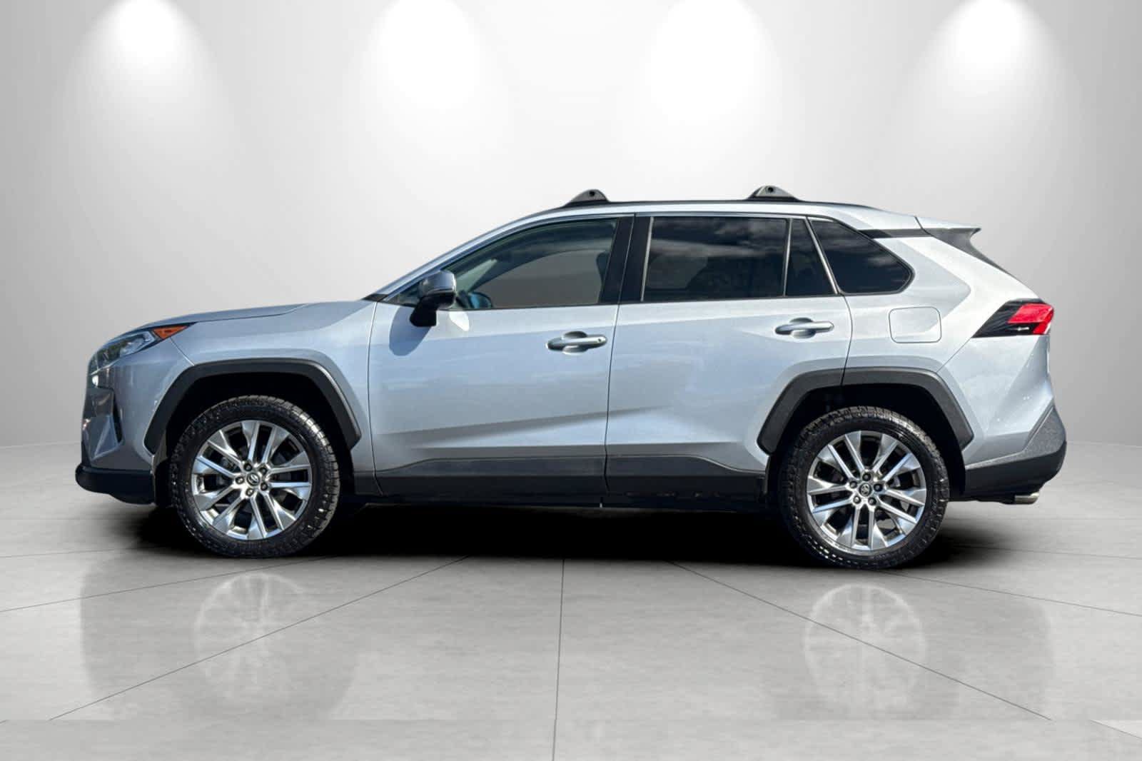 Used 2021 Toyota RAV4 XLE Premium AWD/4WD image 5