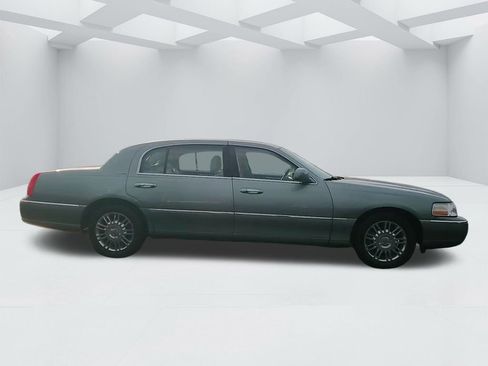 Used 2006 Lincoln Town Car Signature L image 4