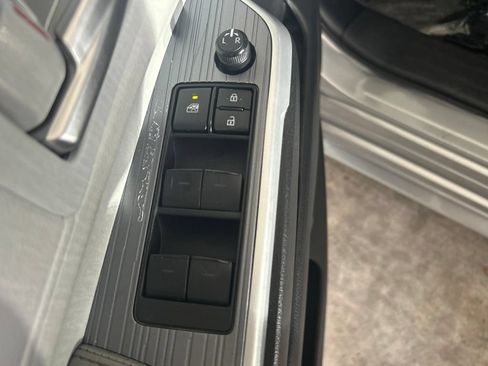 Used 2025 Toyota Sienna XLE FWD image 41