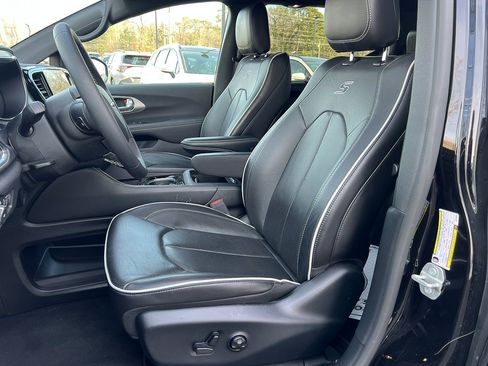 Used 2024 Chrysler Pacifica Limited w/ S Appearance Package image 19