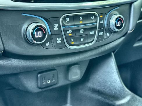 Used 2021 Chevrolet Traverse LT FWD image 20