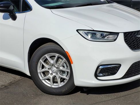 New 2026 Chrysler Pacifica Select image 3