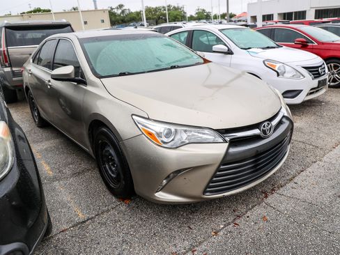 Used 2016 Toyota Camry LE image 6