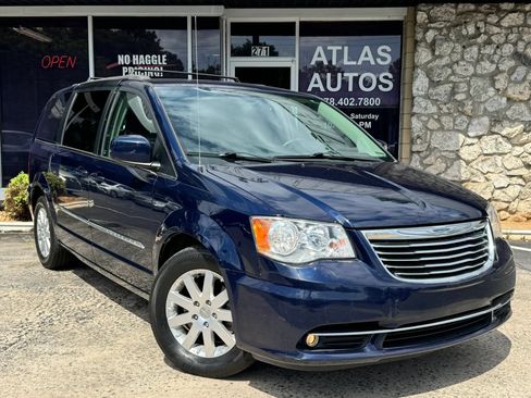 Used 2016 Chrysler Town & Country Touring FWD image 1