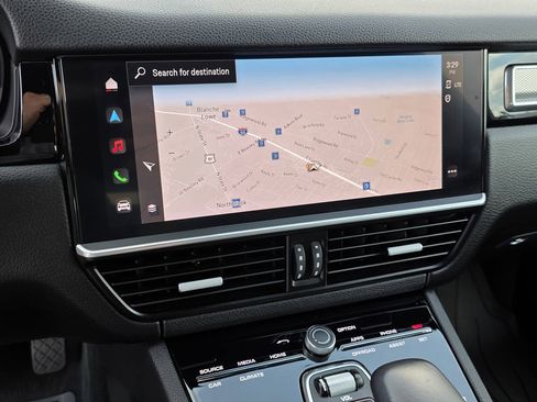 Used 2023 Porsche Cayenne Platinum Edition image 22