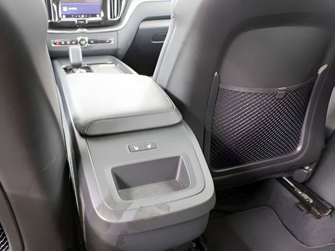 Certified 2025 Volvo XC60 B5 Core image 35