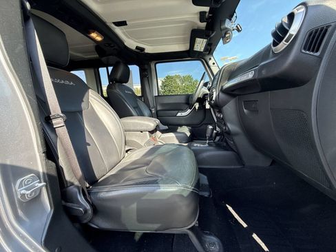Used 2017 Jeep Wrangler Unlimited Sahara w/ Connectivity Group AWD/4WD image 25
