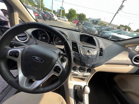 Used 2015 Ford Fiesta SE image 9