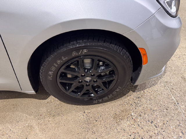 Used 2024 Chrysler Pacifica Touring-L FWD image 29