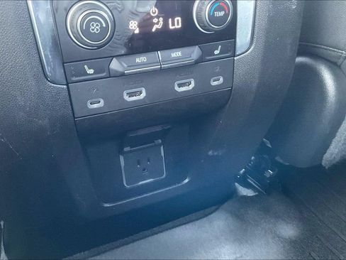 Used 2023 Chevrolet Suburban High Country RWD image 11