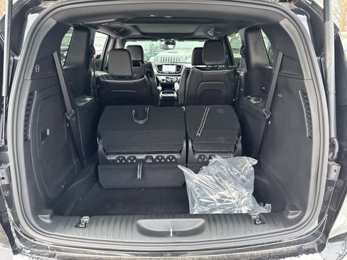 New 2023 Chrysler Pacifica Limited w/ Uconnect Theater Family Group image 38