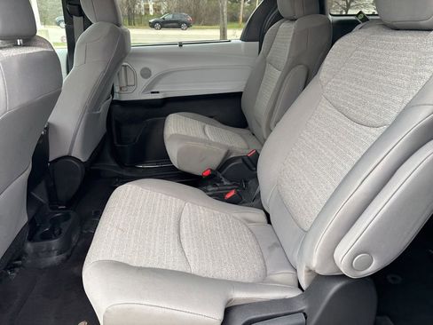 Used 2025 Toyota Sienna LE FWD image 21