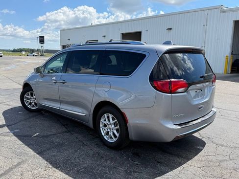 Used 2020 Chrysler Pacifica Touring-L FWD image 3