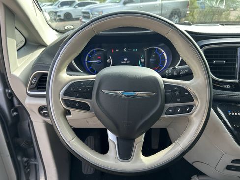 Used 2020 Chrysler Pacifica Limited w/ Advanced Safetytec Group image 17