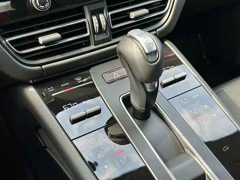 Certified 2026 Porsche Macan AWD/4WD image 18