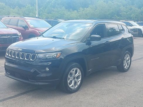 Used 2025 Jeep Compass Latitude AWD/4WD image 3