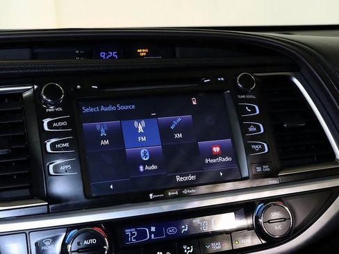 Used 2016 Toyota Highlander XLE image 19