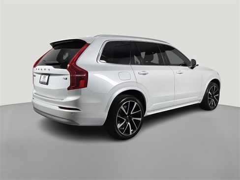 Used 2022 Volvo XC90 T6 Momentum w/ Advanced Package image 4