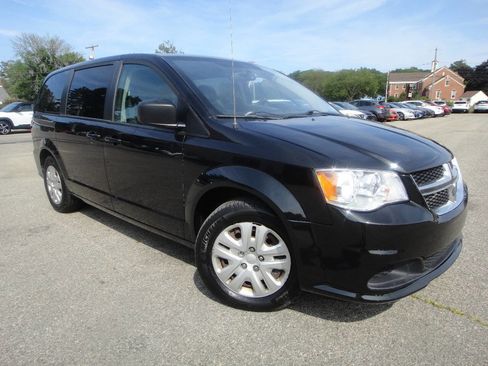 Used 2018 Dodge Grand Caravan SE w/ UConnect Hands-Free Group image 3