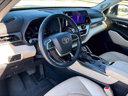 Used 2023 Toyota Highlander Limited image 18