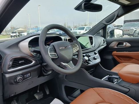 Used 2025 Chrysler Pacifica Pinnacle FWD image 9