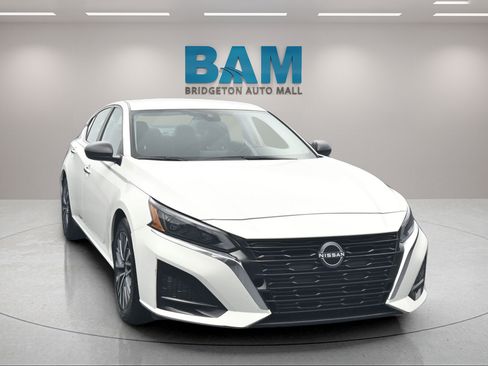 Used 2025 Nissan Altima 2.5 SV FWD image 2